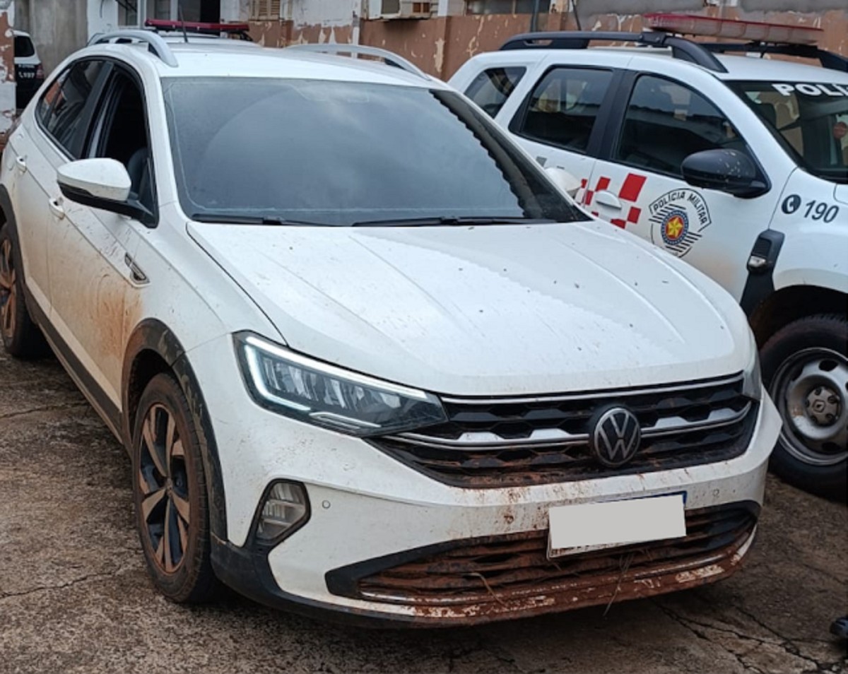 Motorista foge de abordagem policial, atola carro em canavial e acaba preso por receptação em Mirante do Paranapanema