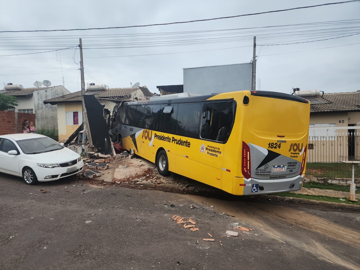 Ônibus da Sou Prudente perde controle e invade casa no Conjunto Habitacional João Domingos Netto