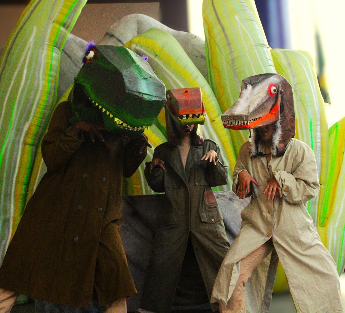 Com mistura de teatro e pesquisa científica, espetáculo infantil conta histórias de dinossauros de regiões brasileiras em Presidente Prudente | Presidente Prudente e Região