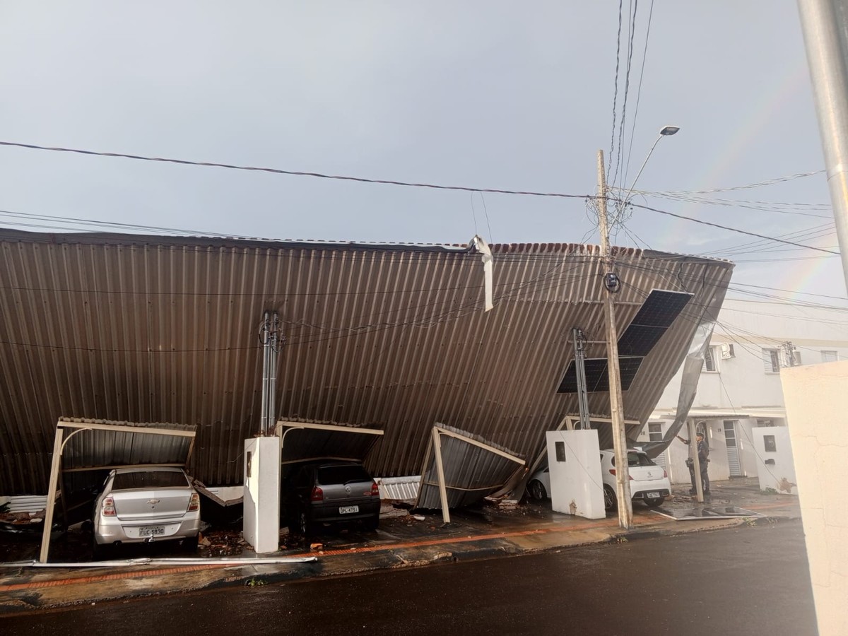 Estrutura de estacionamento cai sobre veículos após pancada de chuva no Jardim Santa Fé, em Presidente Prudente | Presidente Prudente e Região