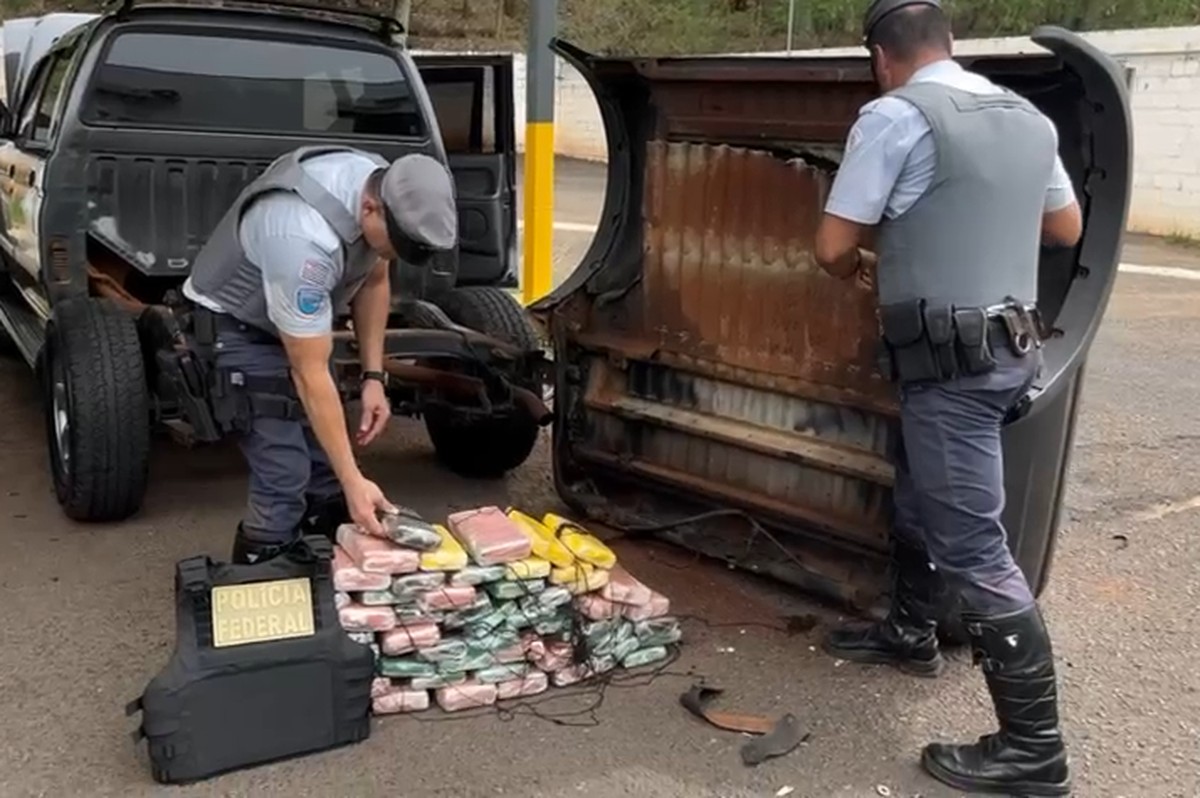 Homem é preso em flagrante após esconder mais de 66 kg de cocaína em fundo falso de caminhonete, em Pirapozinho