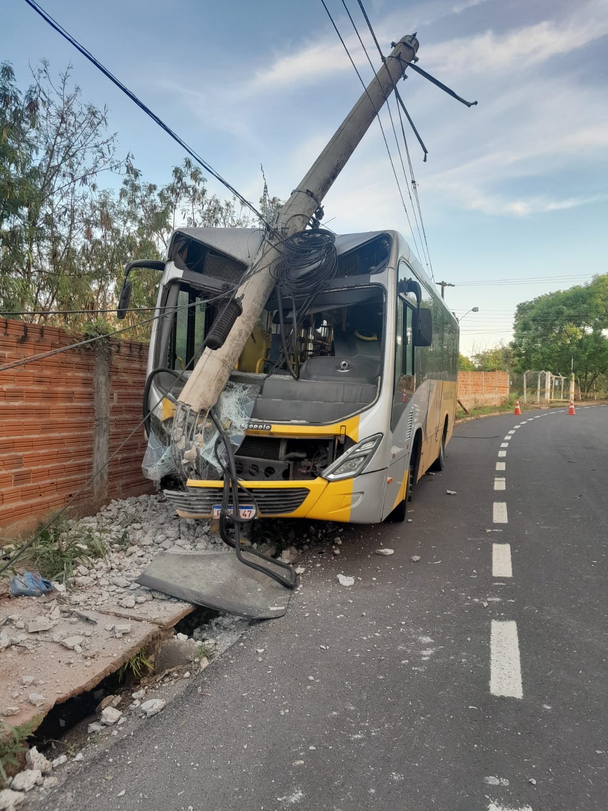 Ônibus da SOU Prudente colide contra poste durante a madrugada próximo à Avenida Paulo Marcondes | Presidente Prudente e Região