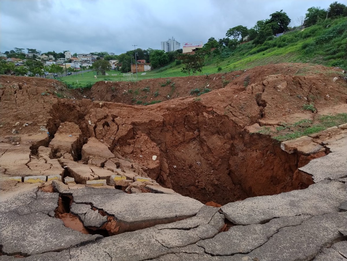Cratera causa interdição total em rua da Vila Brasil em Presidente Prudente