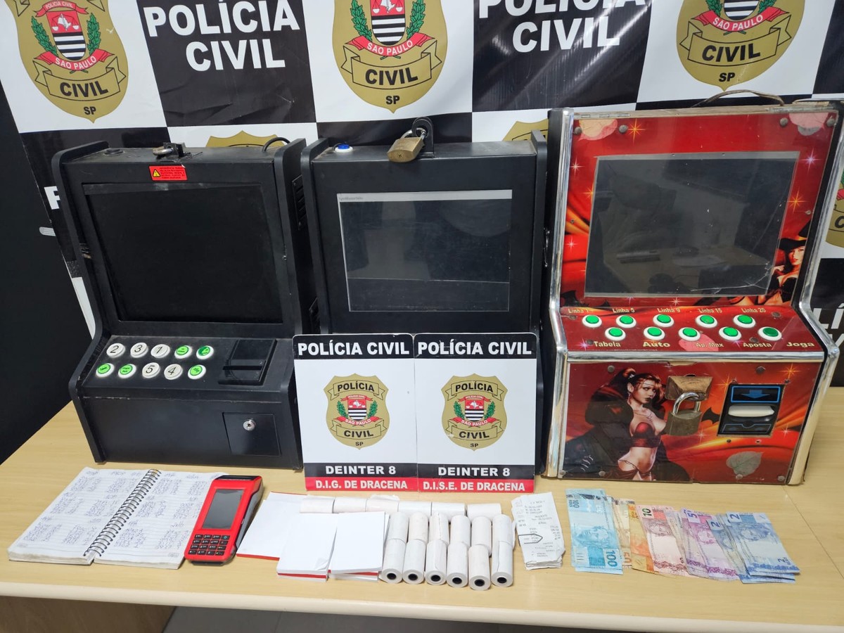 Operação policial apreende máquinas caça-níqueis e equipamento para jogo do bicho em bar, em Dracena
