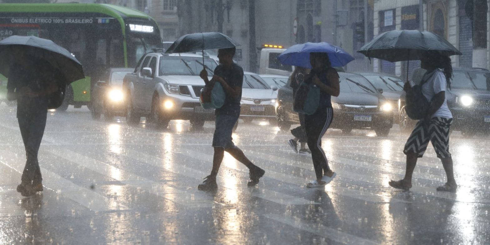 Defesa Civil de SP prevê fortes chuvas até terça-feira em todo estado