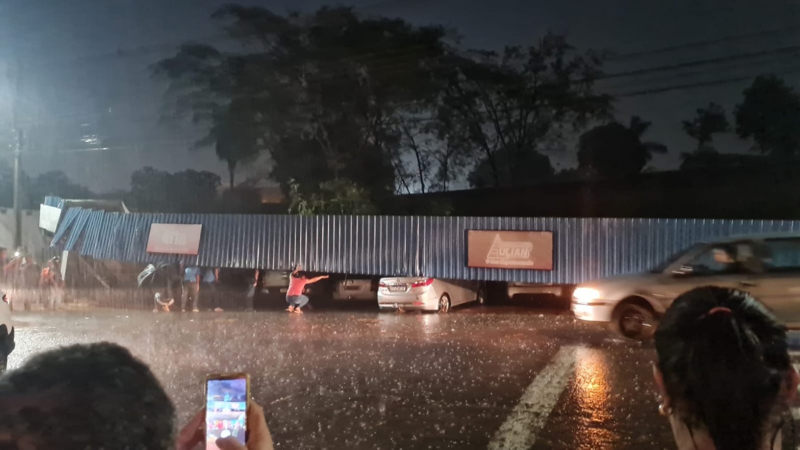 Estrutura de supermercado desaba sobre 26 veículos estacionados durante forte chuva, em Presidente Venceslau