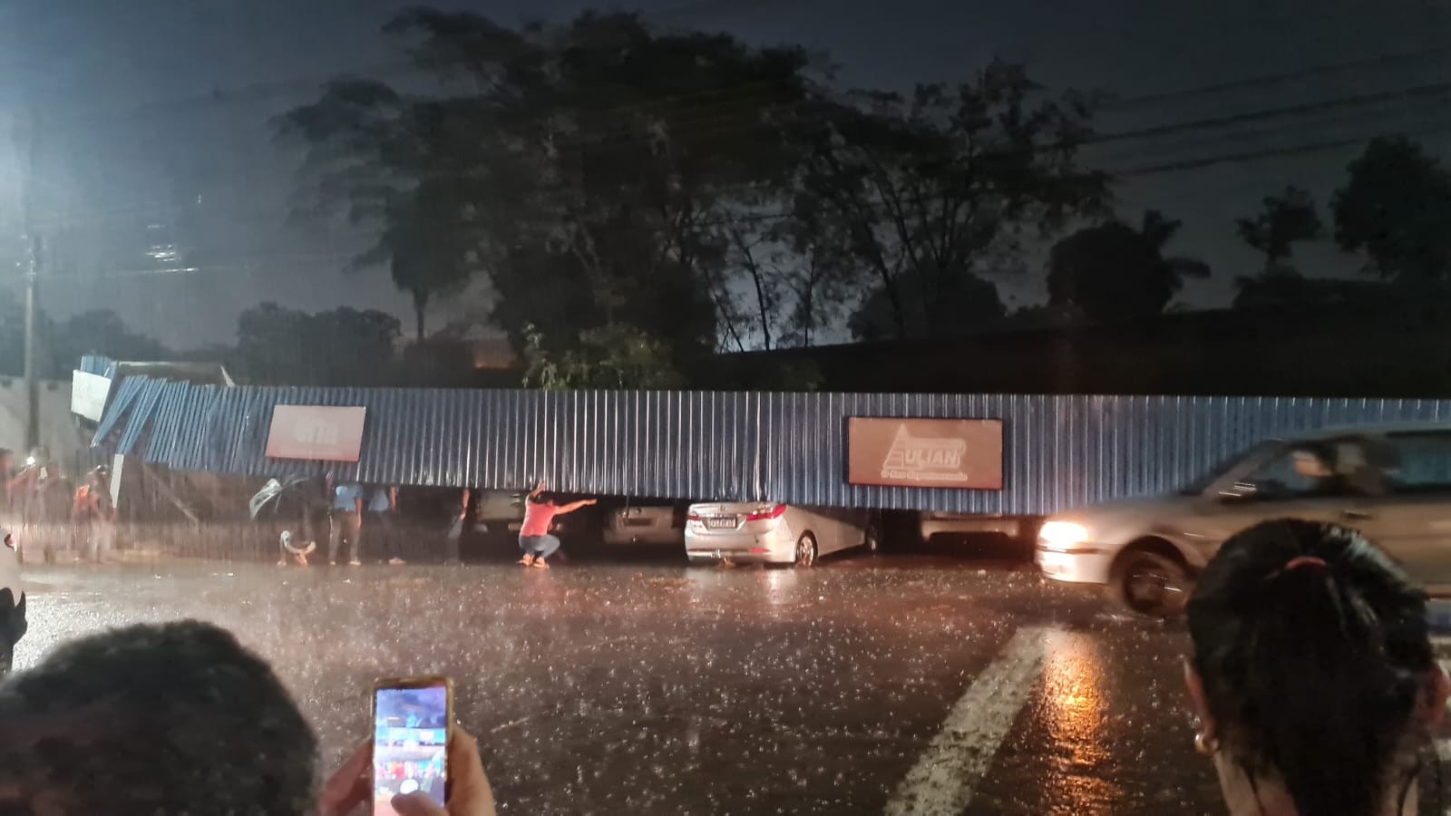Estrutura de supermercado desaba sobre 26 veículos estacionados durante forte chuva, em Presidente Venceslau