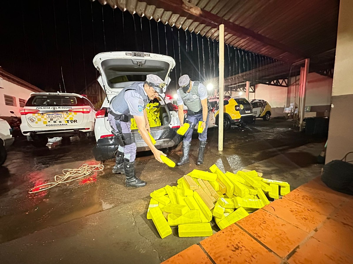 Motorista abandona carro com mais de meia tonelada de maconha em plantação de soja | Presidente Prudente e Região