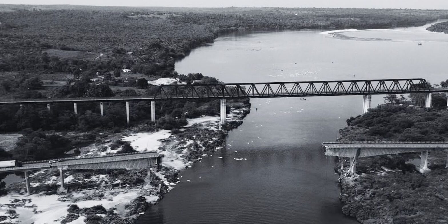 Resgatado corpo em cabine de caminhão submerso após queda de ponte