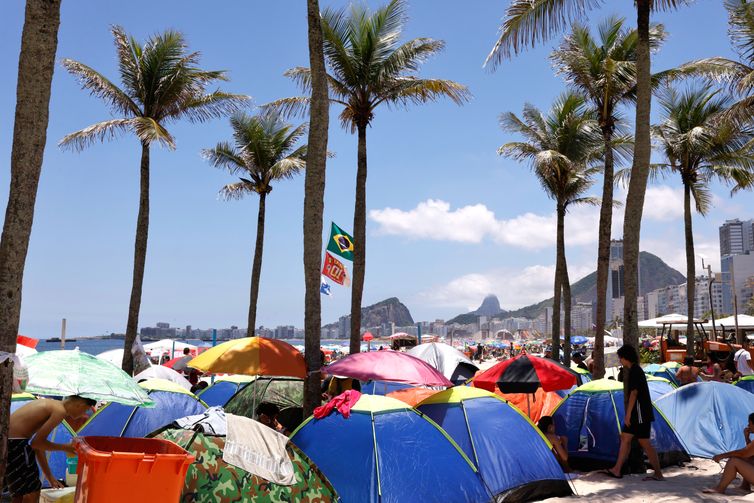 Rio de Janeiro(RJ), 31/12/2024 - Pessoas acampam na praia de Copacabana no último dia do ano.  Foto: Tânia Rêgo/Agência Brasil