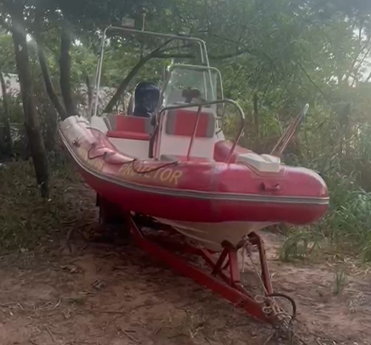 Embarcação vira na Lagoa São Paulo, às margens do Rio Paraná, em Presidente Epitácio; três vítimas estão desaparecidas