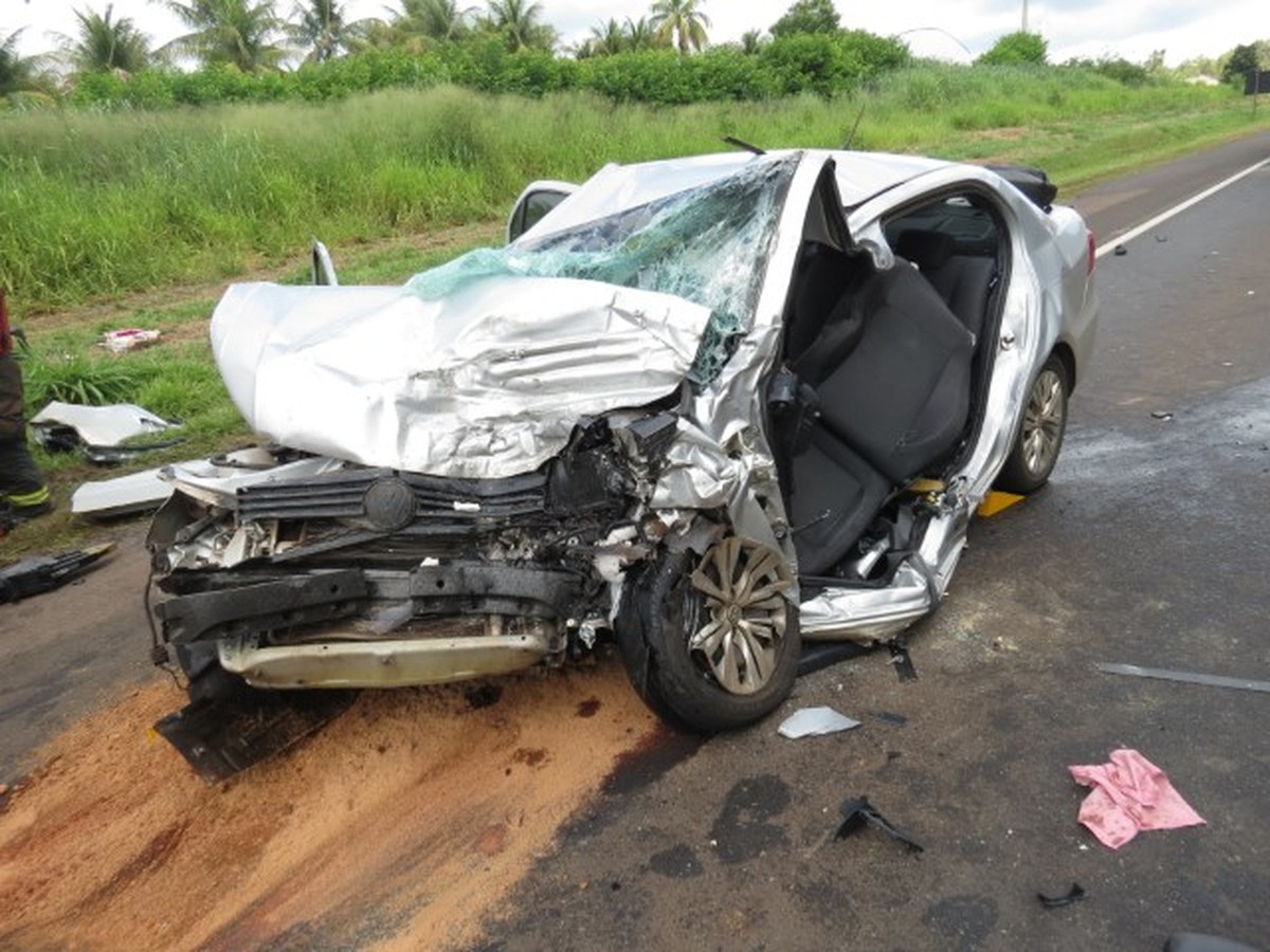 Homem morre após colisão frontal entre carreta e carro na Rodovia Comandante João Ribeiro de Barros, em Dracena