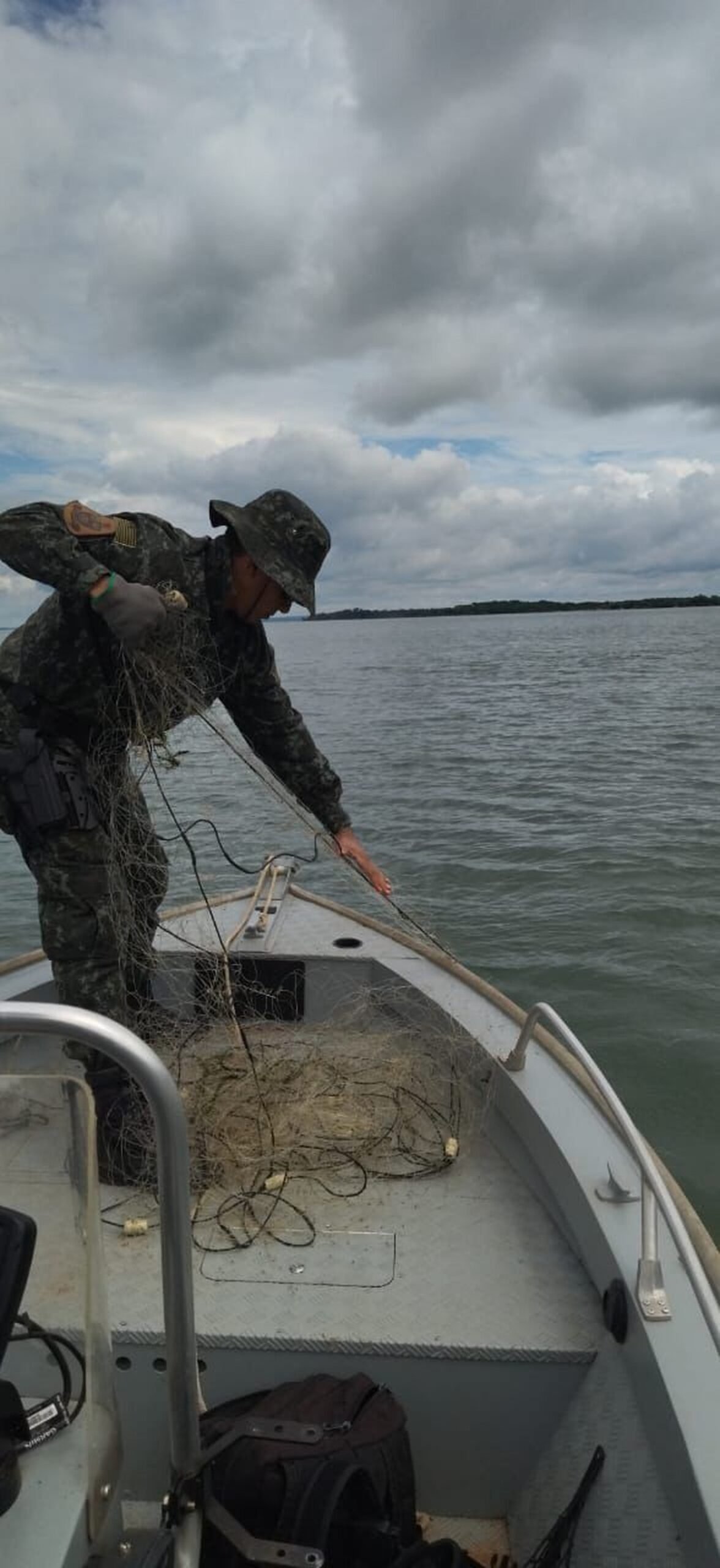 Fiscalização apreende 500 metros de redes de pesca armadas irregularmente durante a piracema no Rio Paraná, em Pres. Epitácio