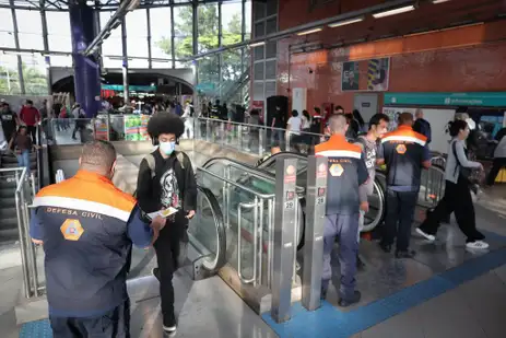 São Paulo (SP), 17/01/2024 - Agente da Defesa Civil do Estado faz ação de conscientização sobre riscos causados por temporais em estação de metrô de SP. Foto:  Pablo Jacob/Governo de SP