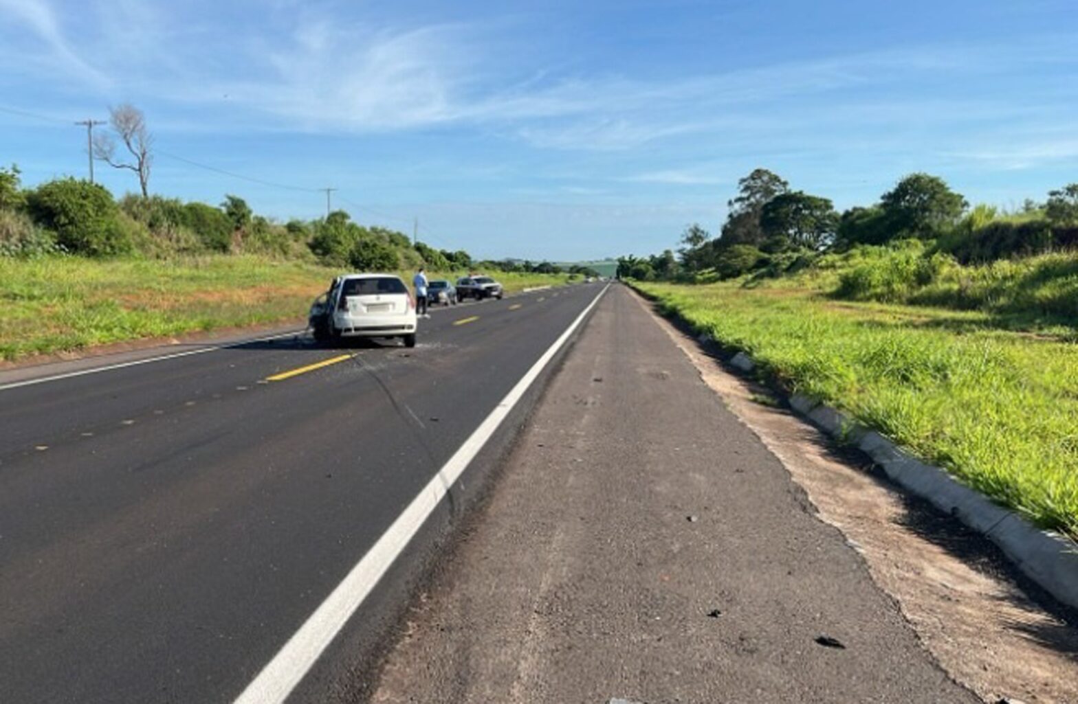 Batida entre carro e caminhão deixa três pessoas feridas na Rodovia José Batista de Souza, em Taciba