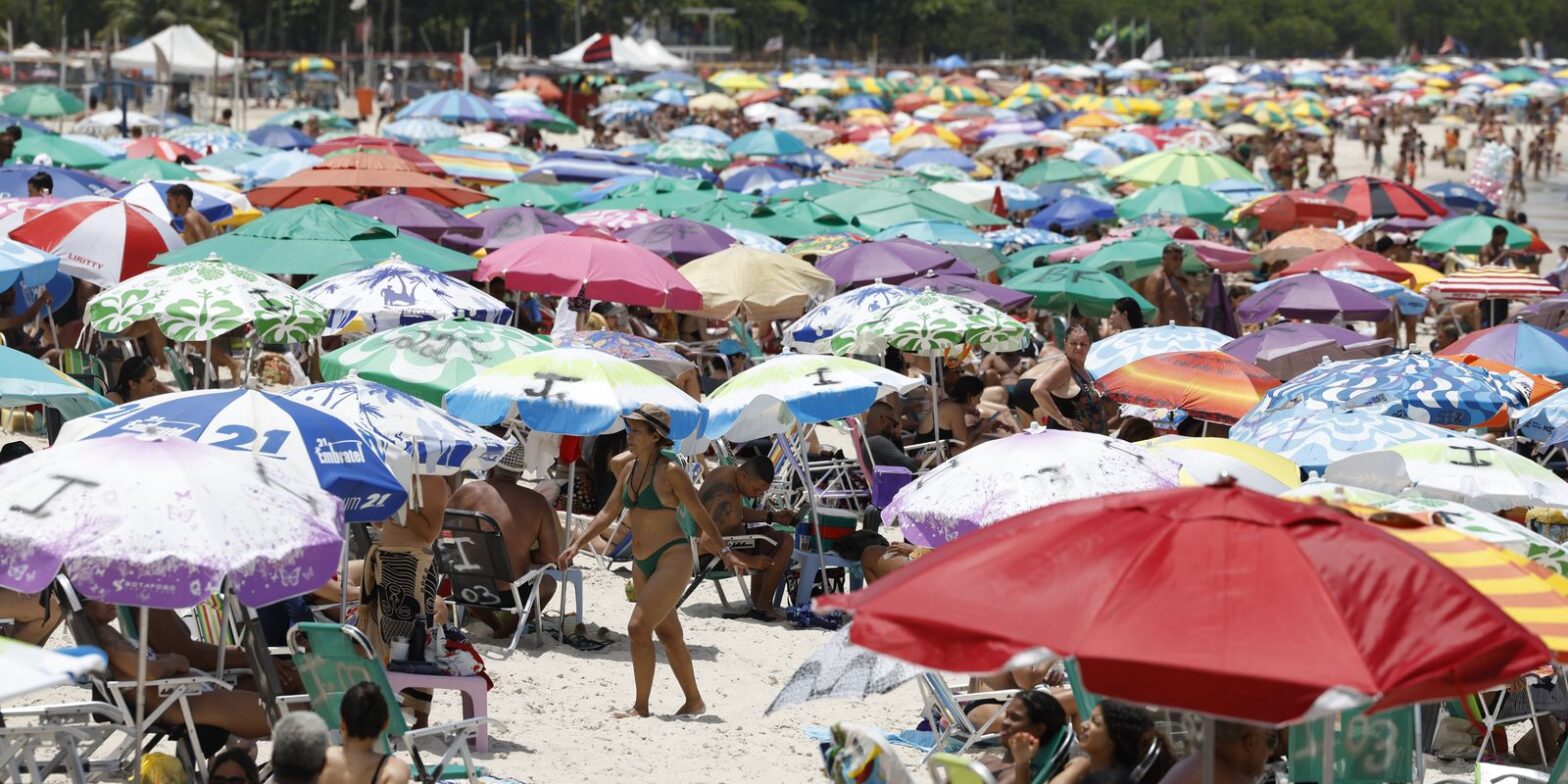 Calor de 39 graus deixa as praias do Rio lotadas