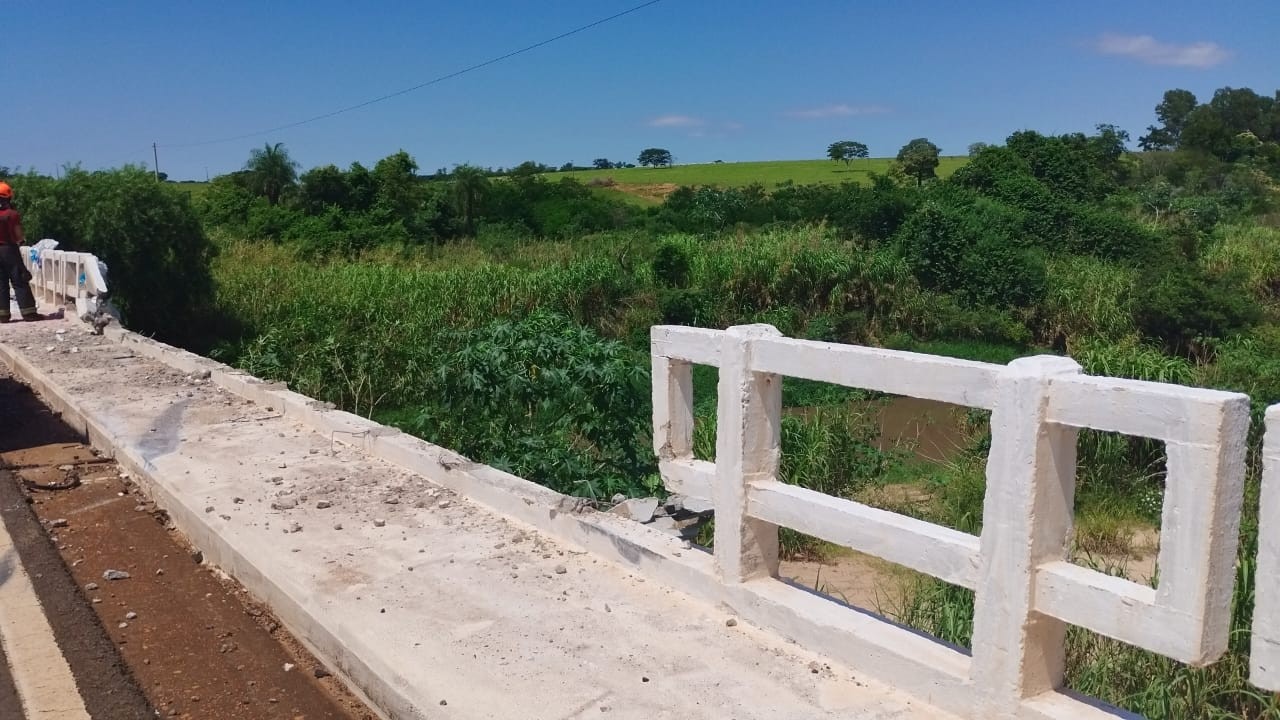 Caminhão cai de ponte sobre o Rio Santo Anastácio na Rodovia da Integração, em Marabá Paulista