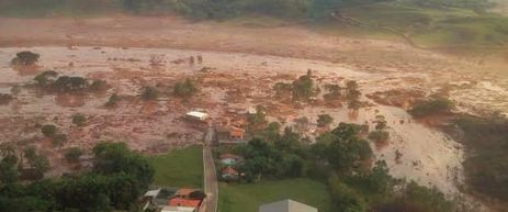 Mariana (MG) - Uma barragem pertencente à mineradora Samarco se rompeu no distrito de Bento Rodrigues, zona rural a 23 quilômetros de Mariana, em Minas Gerais, e inundou a região (Corpo de Bombeiros/MG - Divulgação)