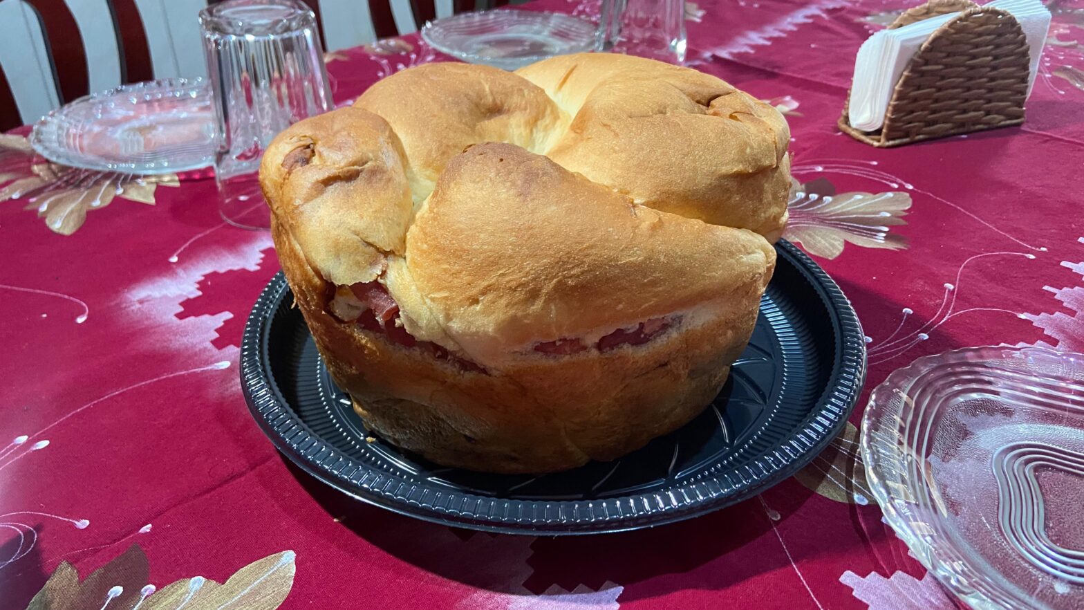 Com tradicional recheio de calabresa e muçarela, aprenda receita italiana de Tortano