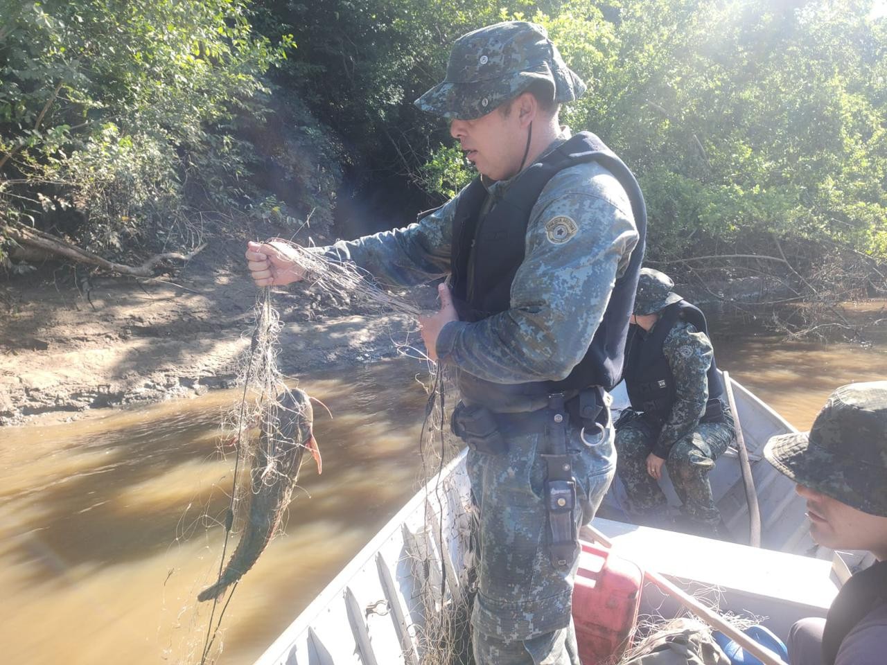 Durante Operação Piracema, fiscalização apreende petrechos de pesca armados irregularmente no Rio Aguapeí