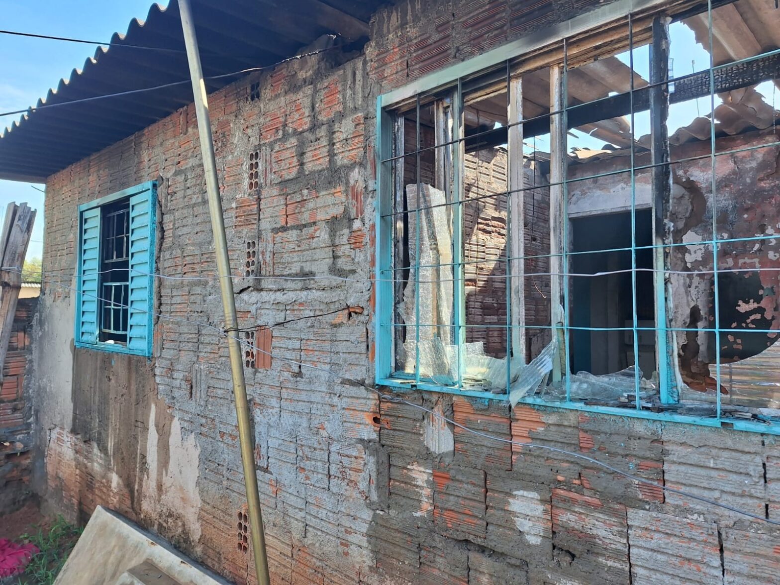 Filhotes de cachorro morrem durante incêndio em residência provocado pelo próprio morador, em Osvaldo Cruz