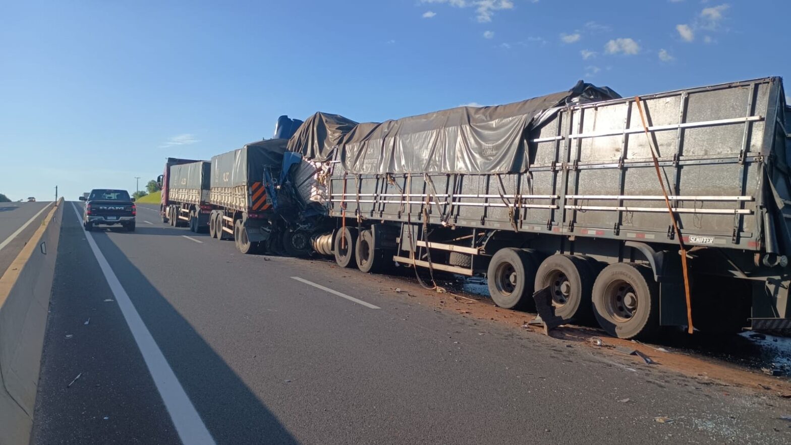 Homem morre após colisão de semirreboque com traseira de carreta bitrem, em Pres. Venceslau | Presidente Prudente e Região