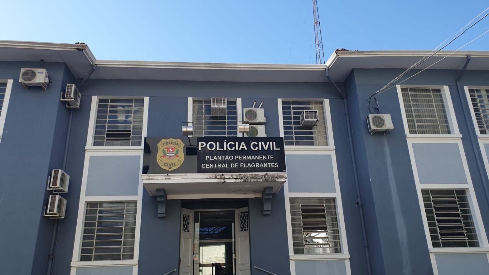 Homem tranca filhos em casa, ameaça cortar pescoço da mulher e é preso em Presidente Prudente