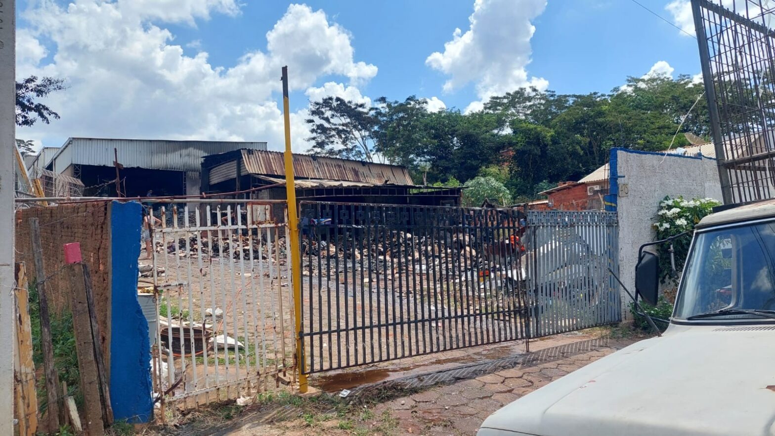 Incêndio atinge barracão de loja de móveis e depósito de recicláveis em Presidente Venceslau