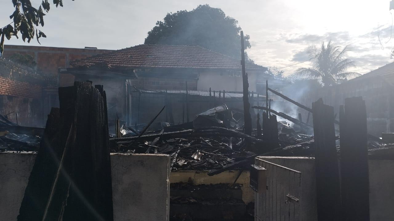 Incêndio destrói casa de madeira em Presidente Venceslau