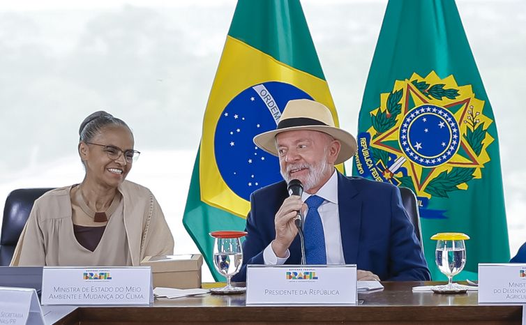 Brasília (DF), 07/01/2025 - Presidente da República, Luiz Inácio Lula da Silva ao lado da ministra do Meio Ambiente Marina Silva, durante sanção do Projeto de Lei nº 1970/2019, que institui a Política Nacional para o Manejo Sustentável, Plantio, Extração, Consumo, Comercialização e Transformação do Pequi e demais Frutos e Produtos Nativos do Cerrado. Foto: Ricardo Stuckert/PR