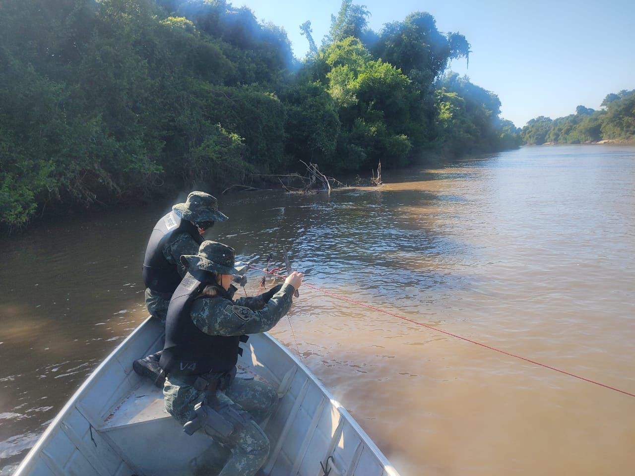 Polícia Militar Ambiental recolhe mais de 20 anzóis de galho e três espinhéis durante operação no Rio Aguapeí, em Flórida Paulista