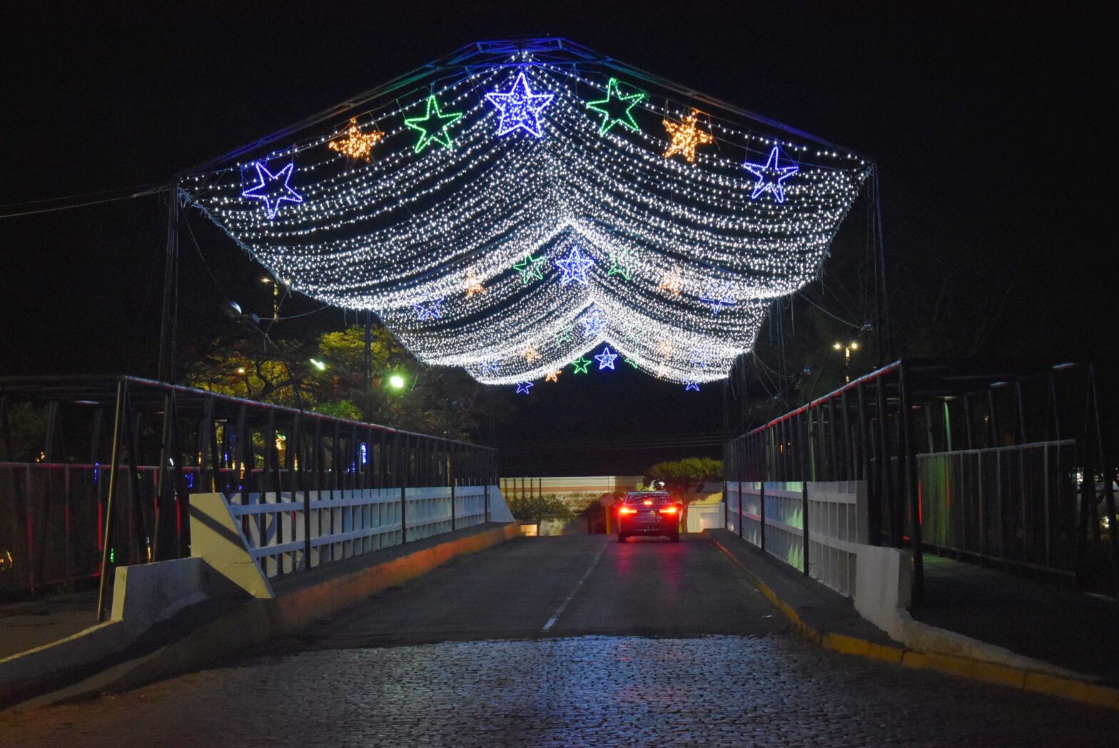 Retirada de enfeites natalinos provoca interdições no trânsito neste fim de semana, em Adamantina