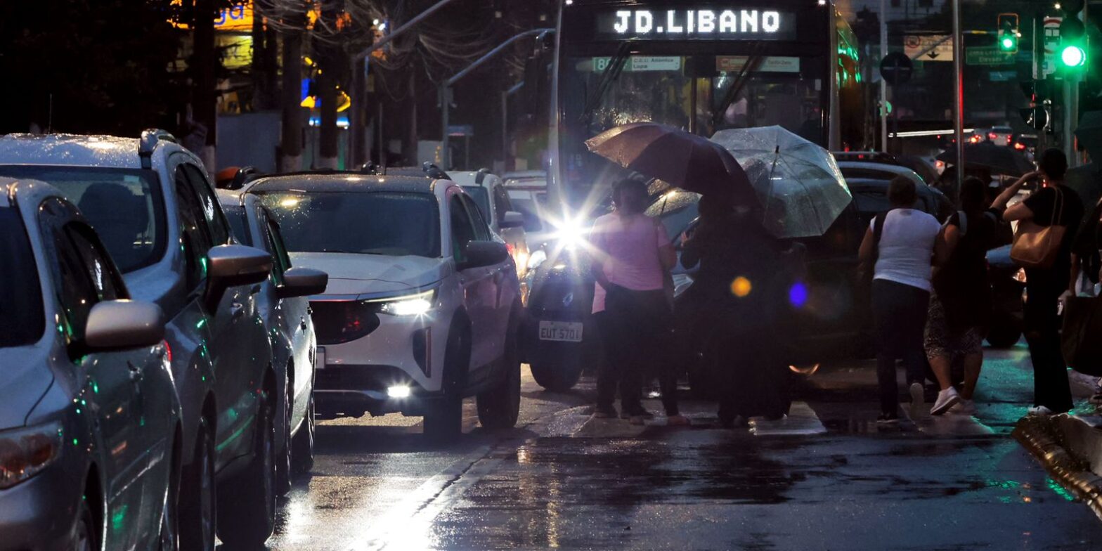 São Paulo ainda registra alagamentos e trânsito intenso após temporal