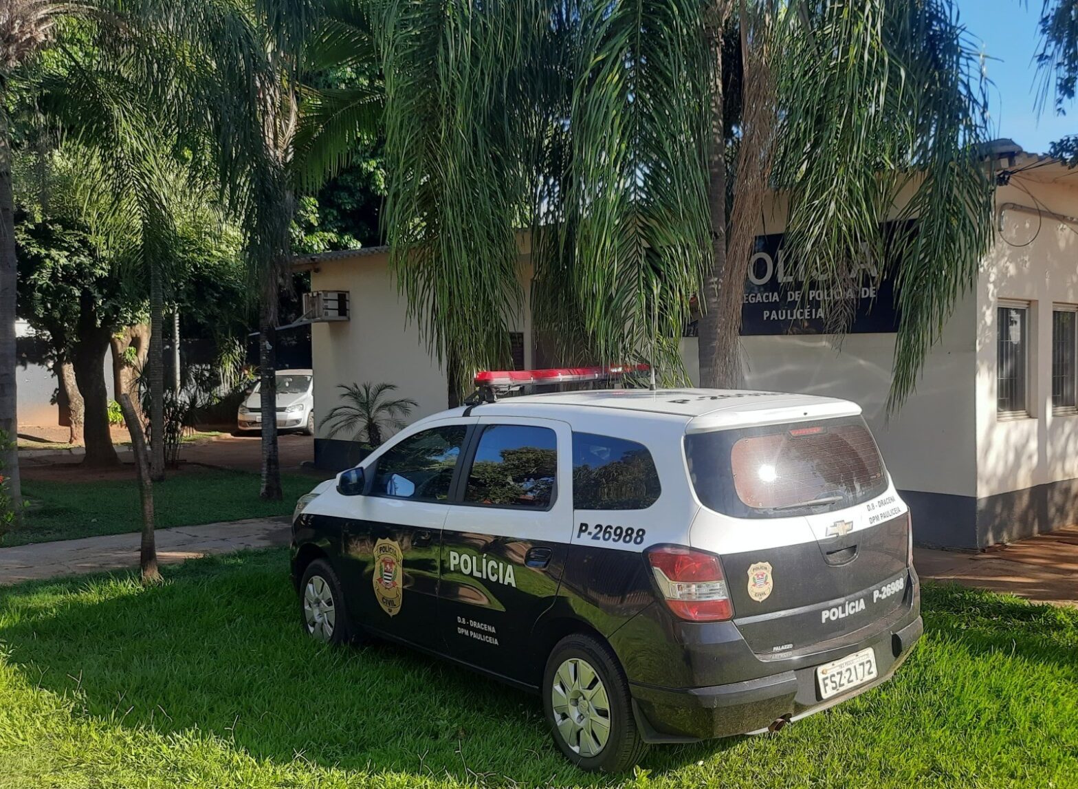 Tutor investigado por maus-tratos a cachorro acaba preso por dívida de pensão alimentícia durante depoimento à Polícia Civil