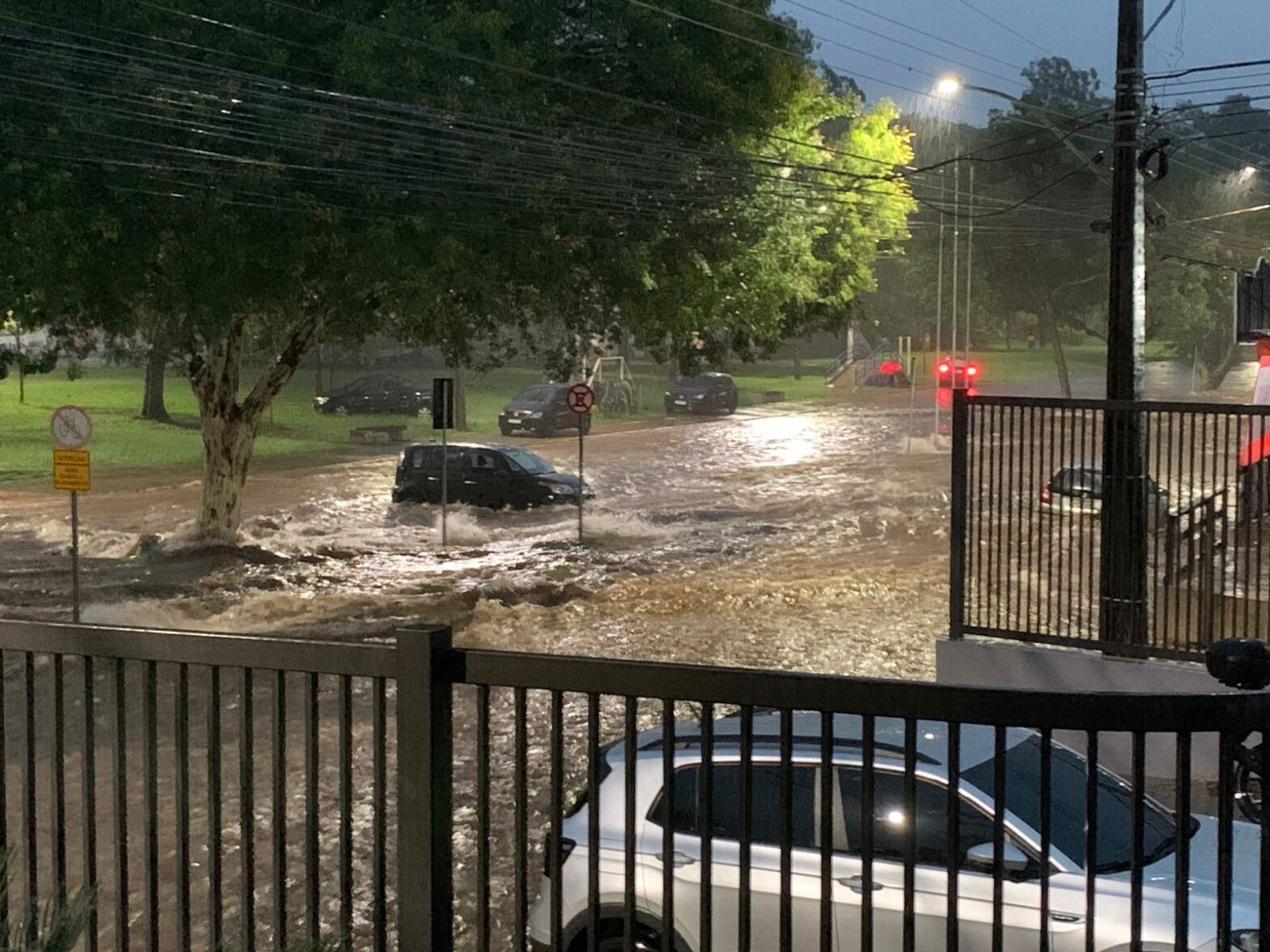 Temporal alaga Parque do Povo, em Presidente Prudente