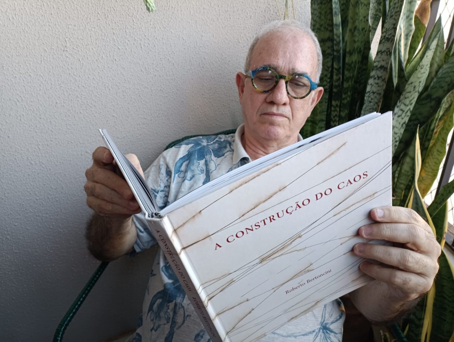 ‘A Construção do Caos’: artista plástico lança coletânea de poemas visuais em Presidente Prudente