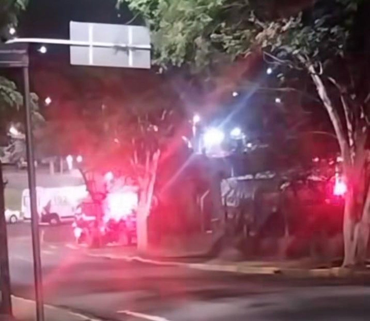 Homem colide carro contra poste e fica preso às ferragens na Avenida Tancredo Neves, em Pres. Prudente
