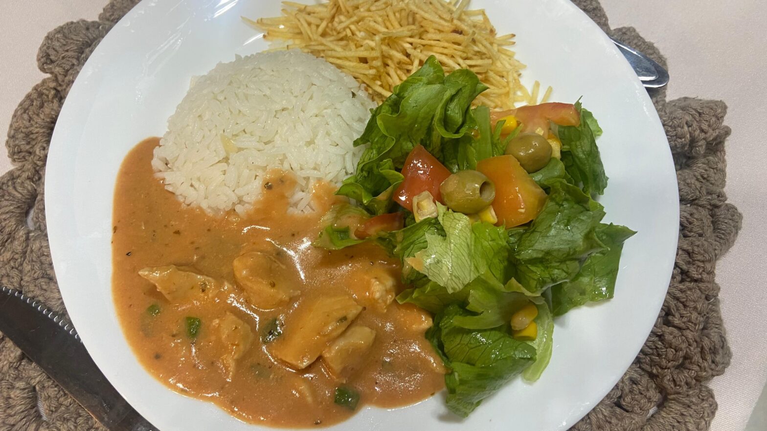 Acompanhado do tradicional arroz e da batata-palha, aprenda receita de Estrogonofe de Frango