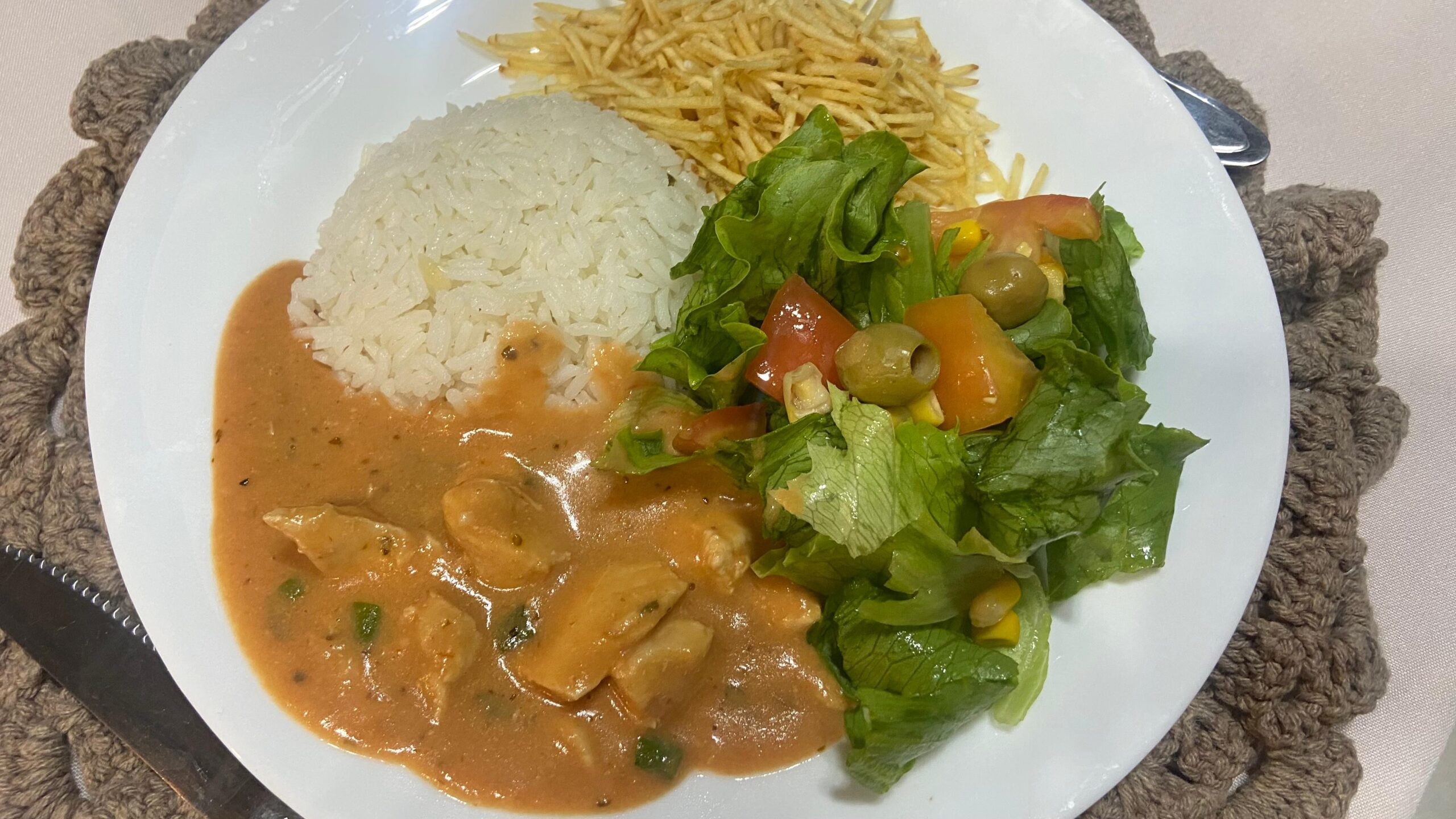 Acompanhado do tradicional arroz e da batata-palha, aprenda receita de Estrogonofe de Frango