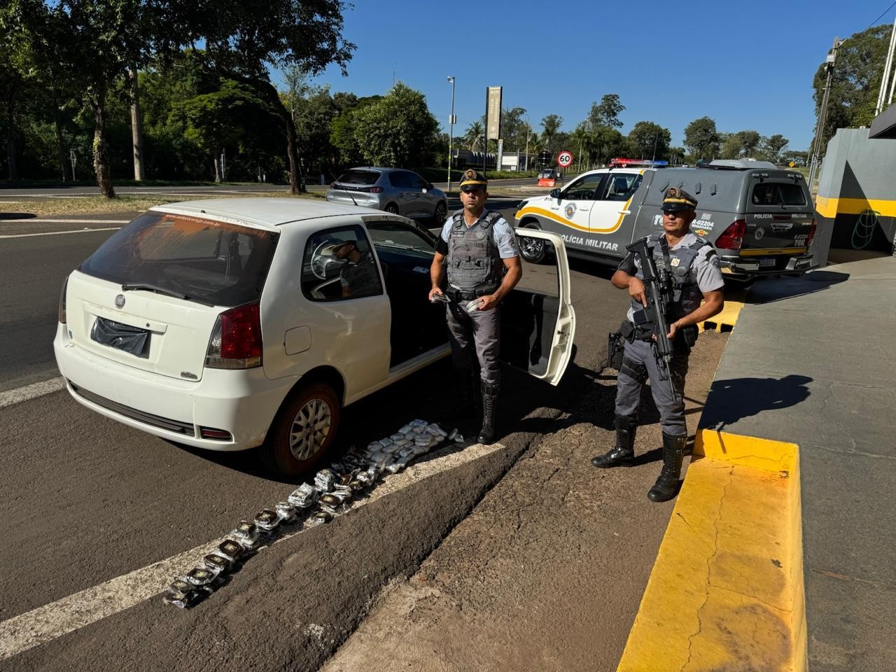 Ao esconder haxixe em fundo falso junto à caixa de câmbio de carro, jovem é preso em Mirante do Paranapanema