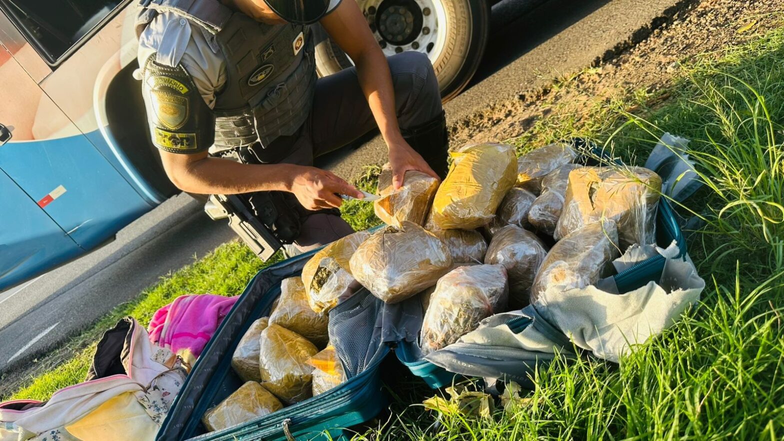 Boliviana de 21 anos é presa após esconder pacotes de skank dentro de bagagens em Pres. Bernardes