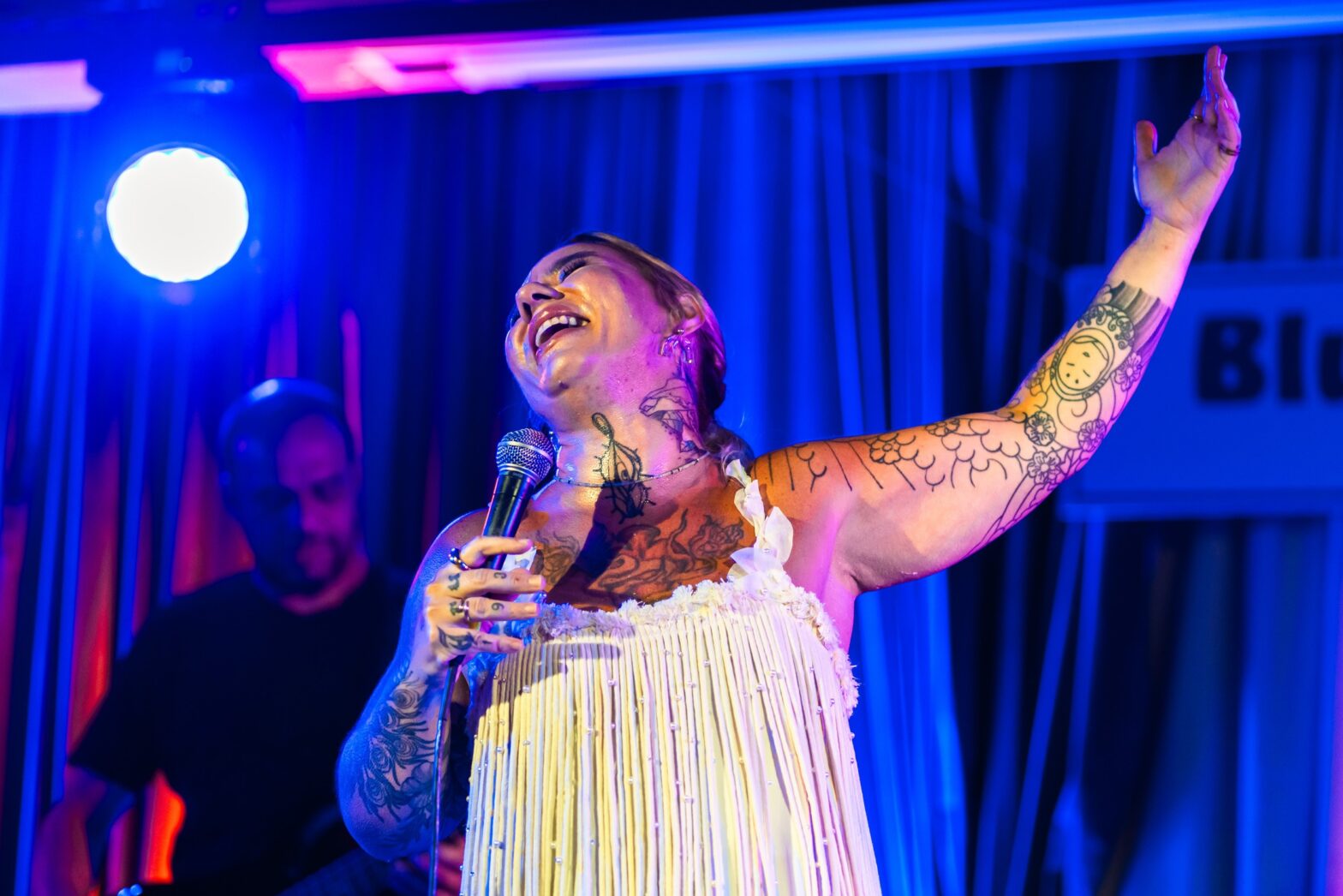 Em tributo a Elis Regina, Ekena interpreta sucessos e homenageia cantora em Presidente Prudente