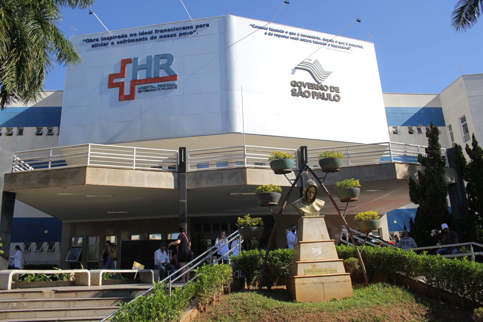 Idoso de 71 anos ateia fogo em mato, desmaia após inalar fumaça e fica com 35% do corpo queimado em Pirapozinho