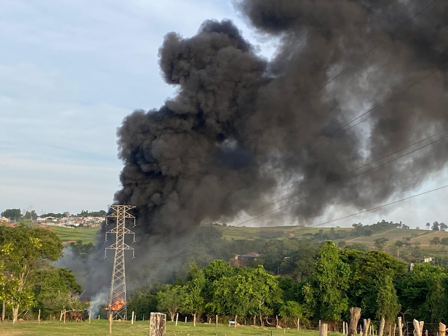 Incêndio atinge área de vegetação na zona leste de Presidente Prudente | Presidente Prudente e Região