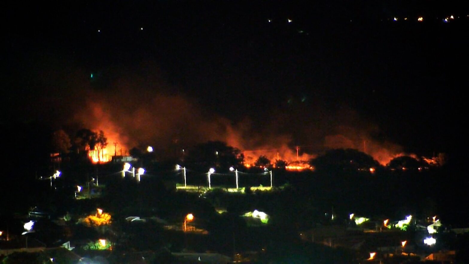 Incêndio consome área de vegetação às margens da Rodovia Comandante João Ribeiro de Barros, em Dracena
