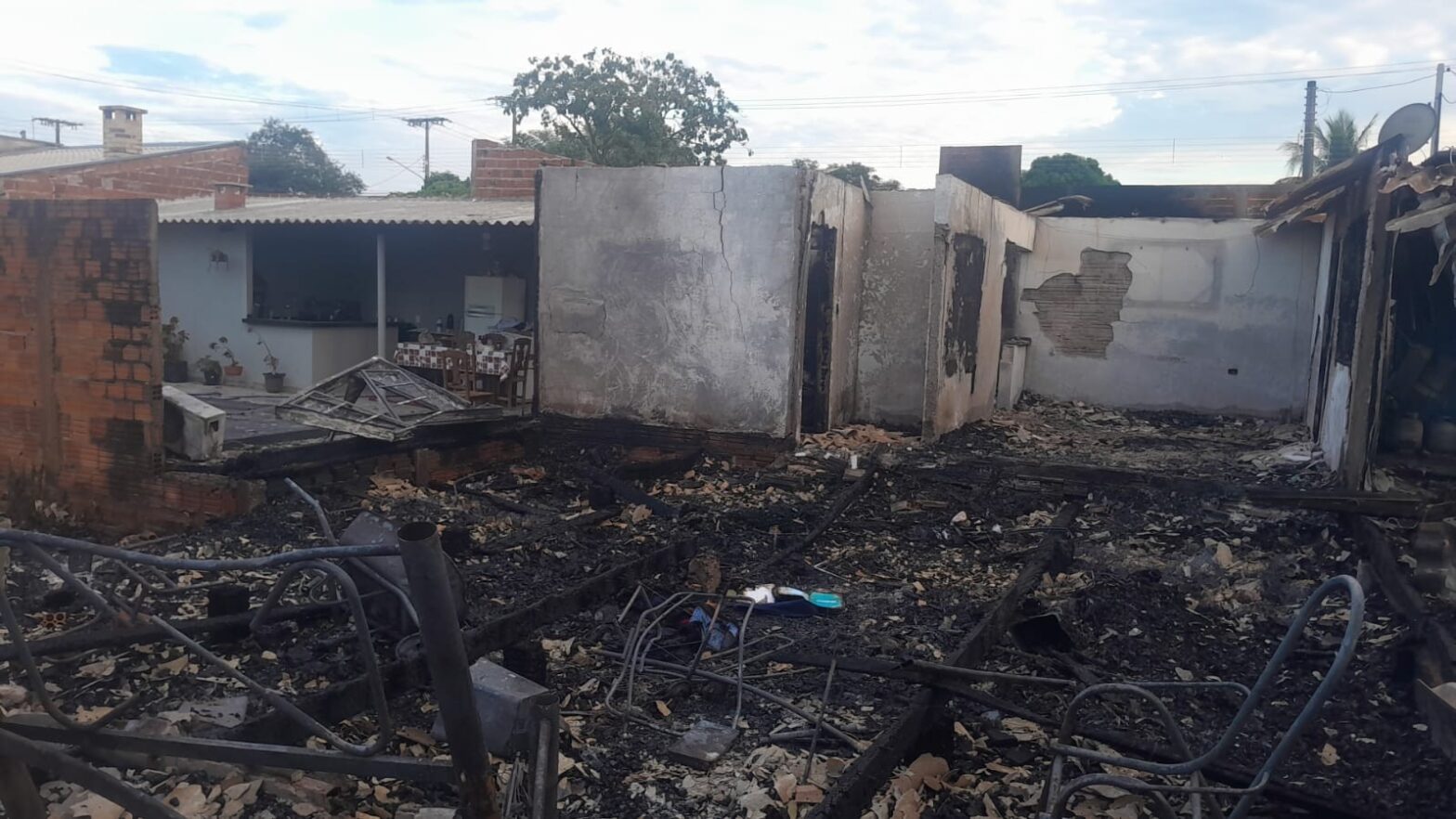 Incêndio de grandes proporções atinge quatro casas no distrito de Porto Primavera, em Rosana