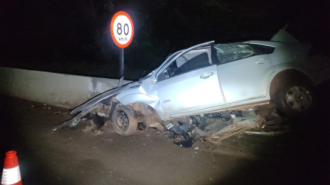 Jovem de 20 anos é socorrido em estado grave após colidir carro contra mureta de concreto e tombar na Rodovia Comandante João Ribeiro de Barros