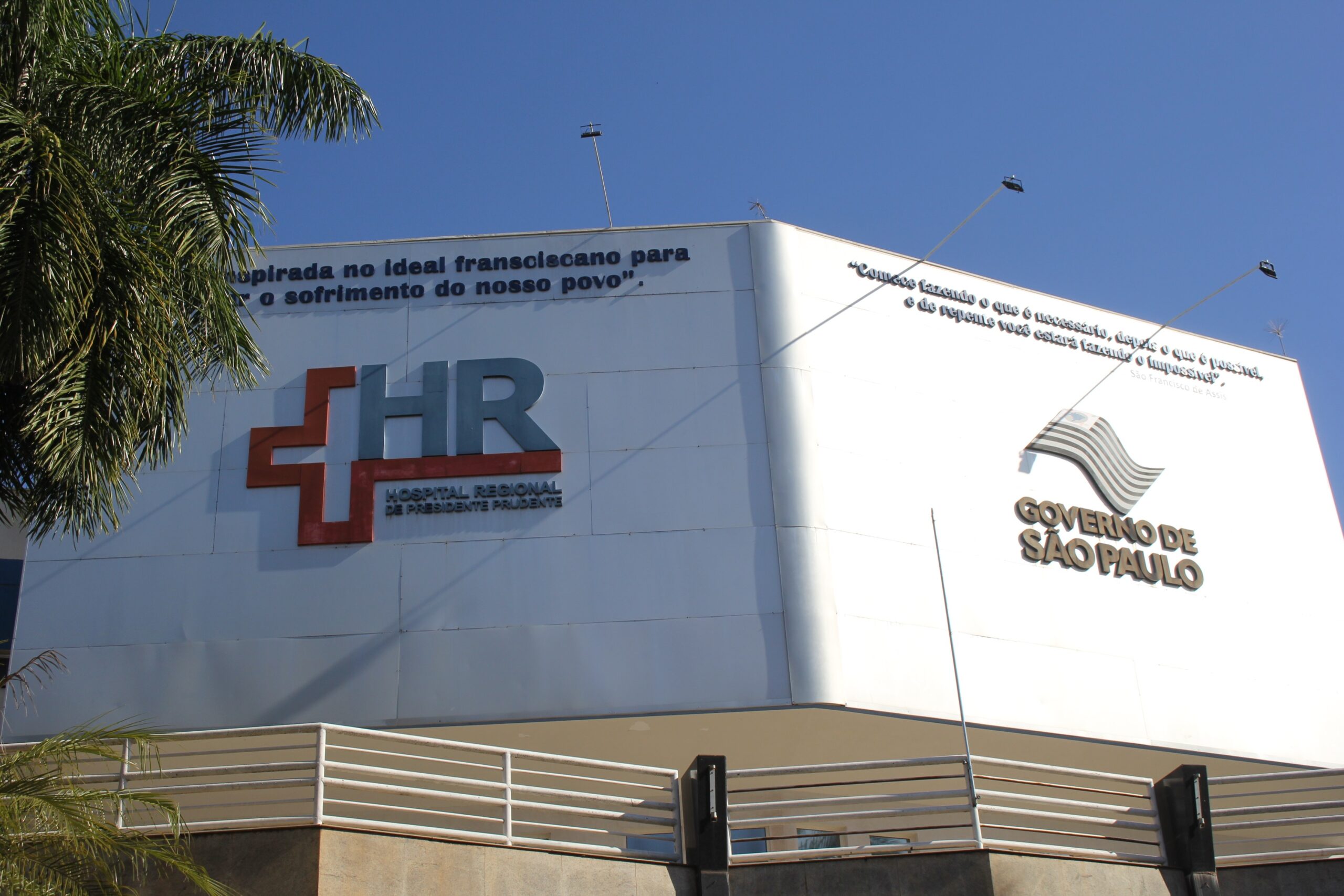 Motociclista morre após perder o controle da direção, invadir canteiro central e colidir em árvore na Avenida JK, em Presidente Prudente | Presidente Prudente e Região