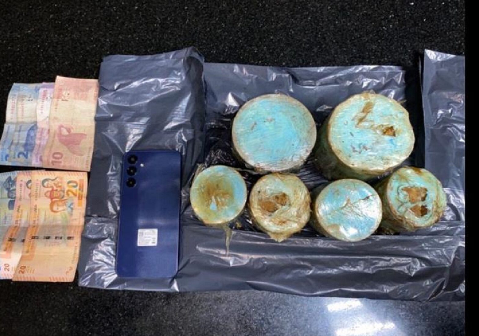 Passageira boliviana esconde pasta base de cocaína dentro de latas de alimentos e acaba presa em ônibus, em Santo Anastácio