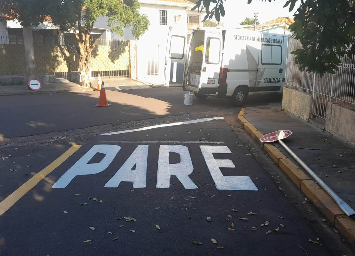 Trânsito passa a fluir em mão única na Rua João Braz Mathias, na Vila Glória, em Presidente Prudente | Presidente Prudente e Região